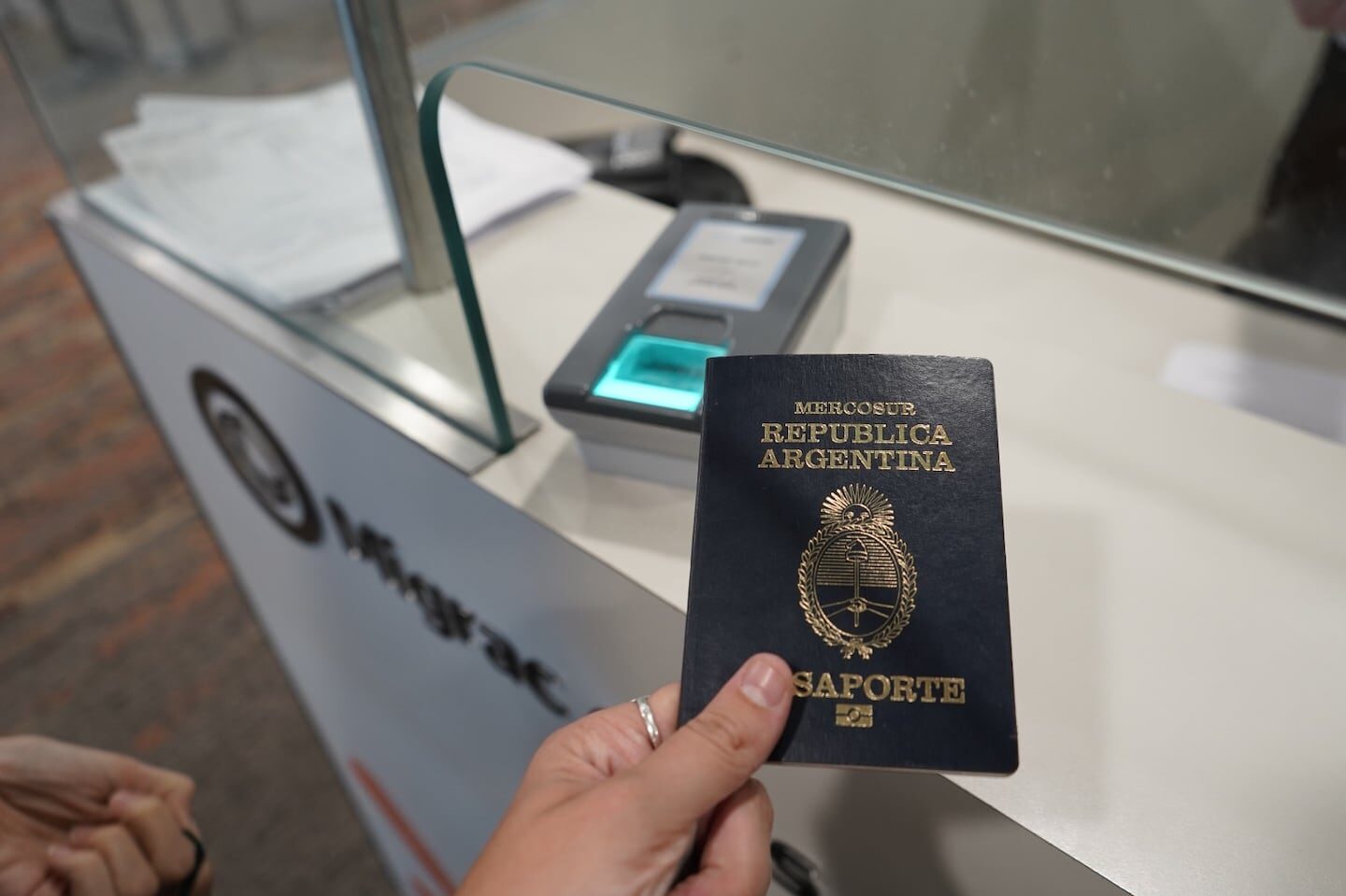 Pasaporte argentino en un mostrador de atención al público