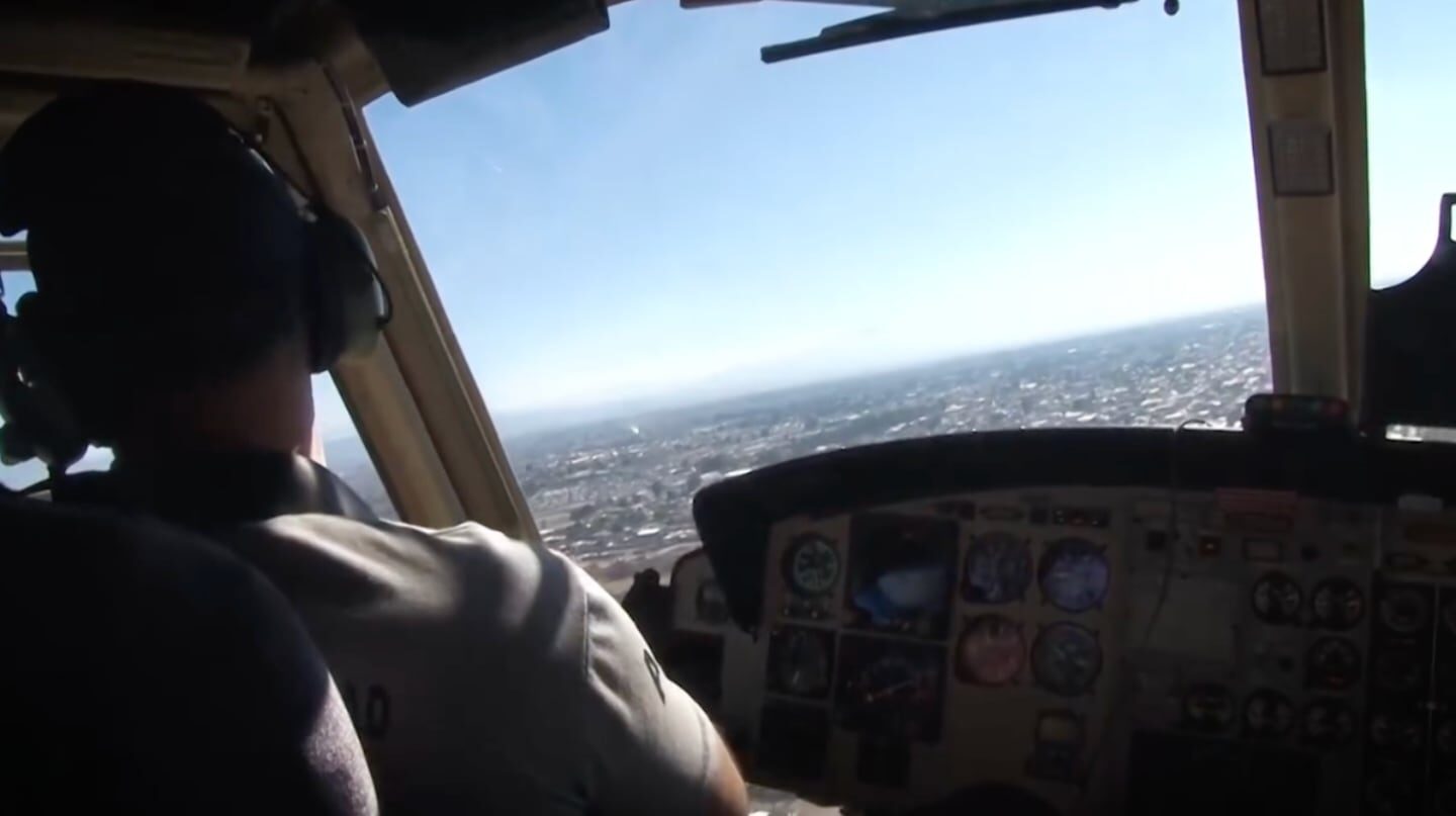 Piloto de helicóptero en cabina durante vuelo sobre San Juan