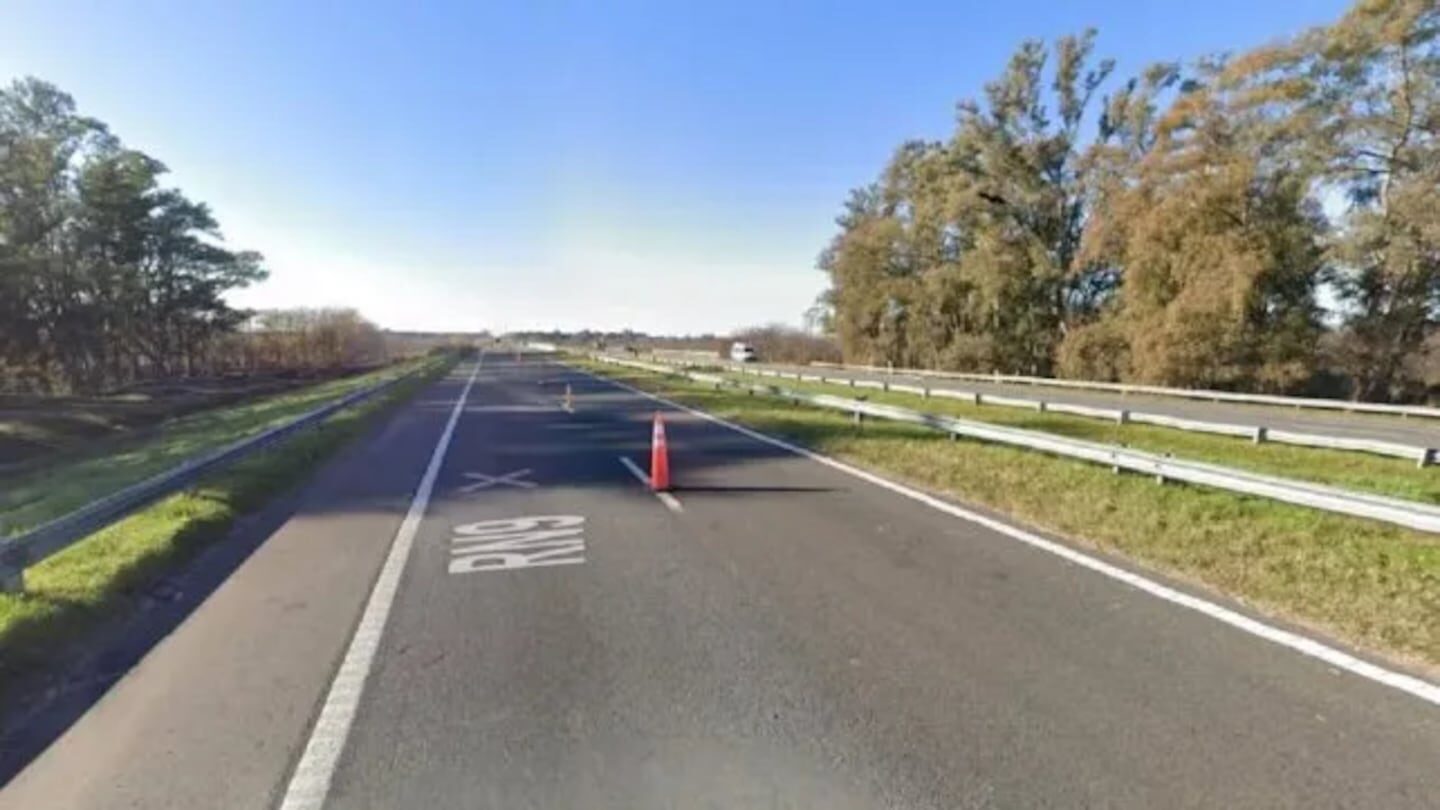Vista de la Ruta 6 con un cono de señalización en el camino