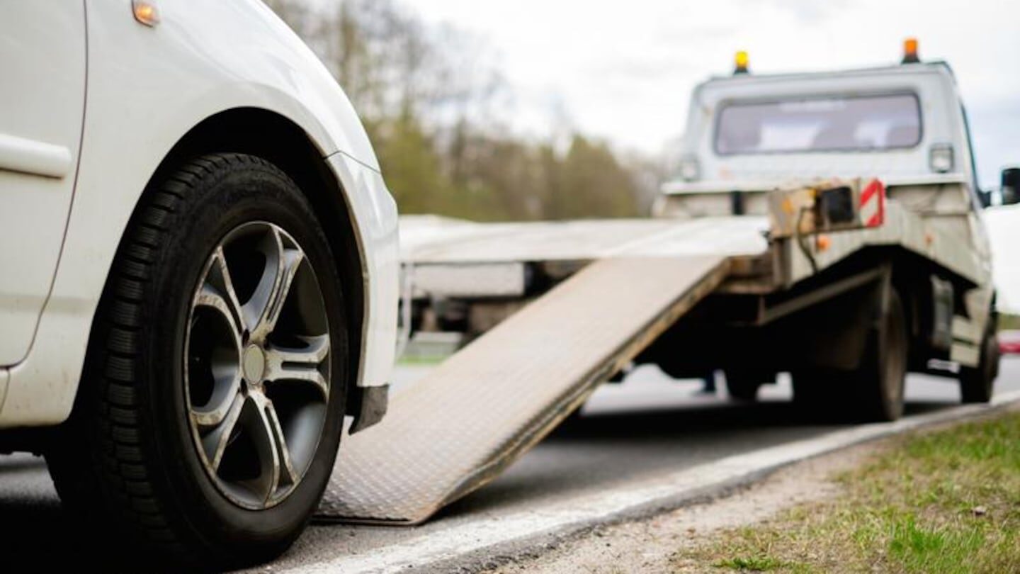 Vehículo blanco siendo remolcado por una grúa en la Ruta 6