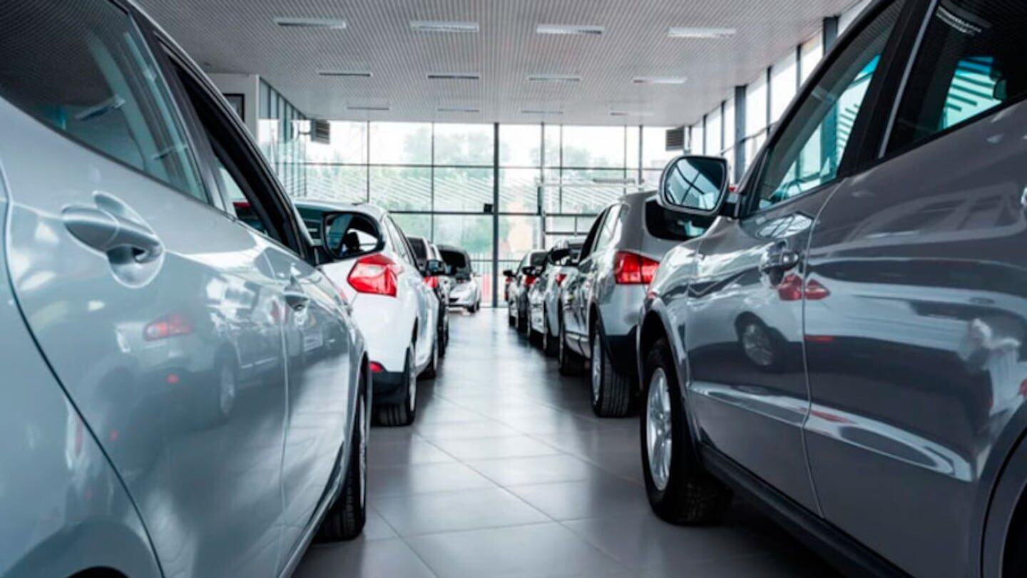 Vista interior de una concesionaria de automóviles con varios vehículos en exhibición