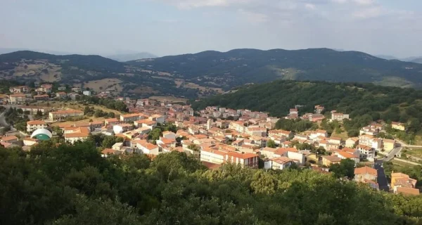 Vista del pueblo de Ollolai en Cerdeña, Italia