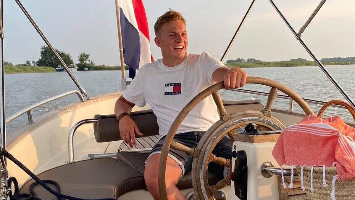 Joven navegando en un barco en un entorno acuático