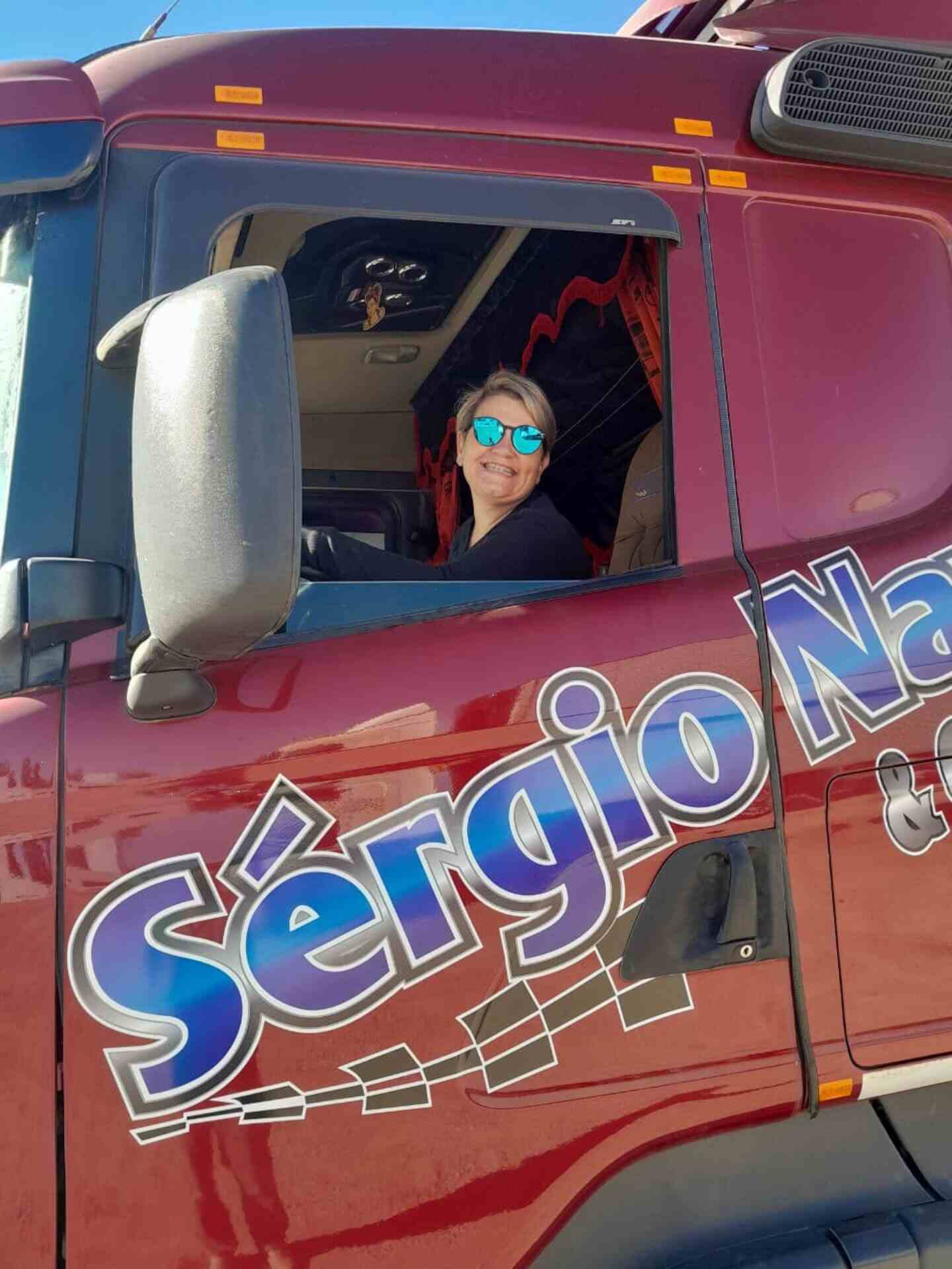 Camionera brasileña Lucilene Vanessa Soares en su camión en Mendoza