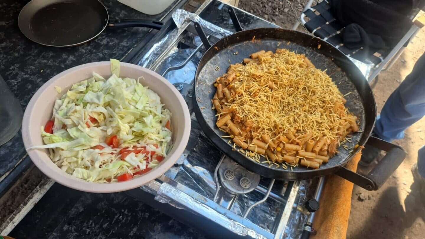 Plato de pasta con ensalada preparado por una camionera en Mendoza