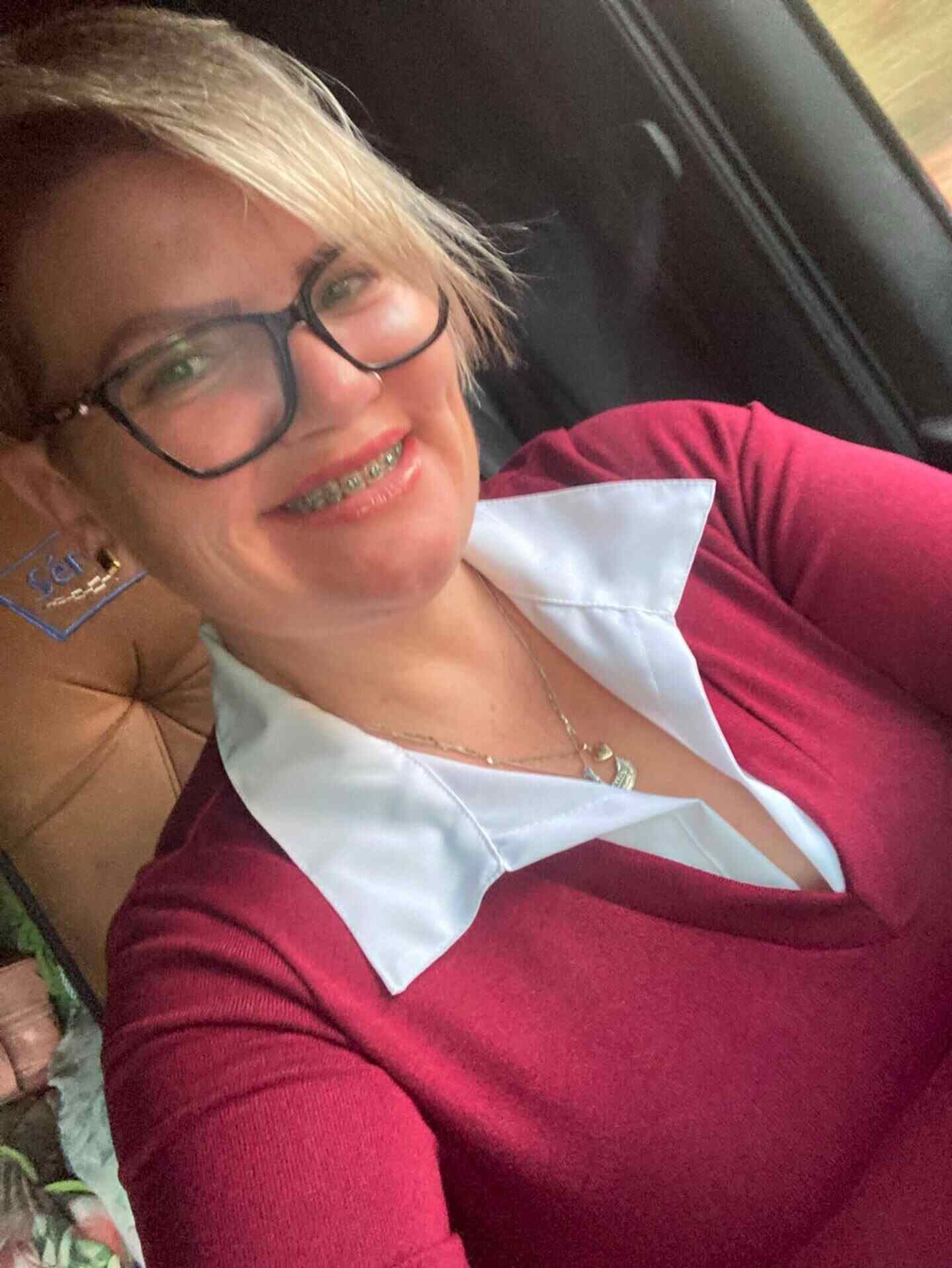 Lucilene Vanessa Soares, camionera brasileña, sonriendo en su camión mientras espera cruzar a Chile