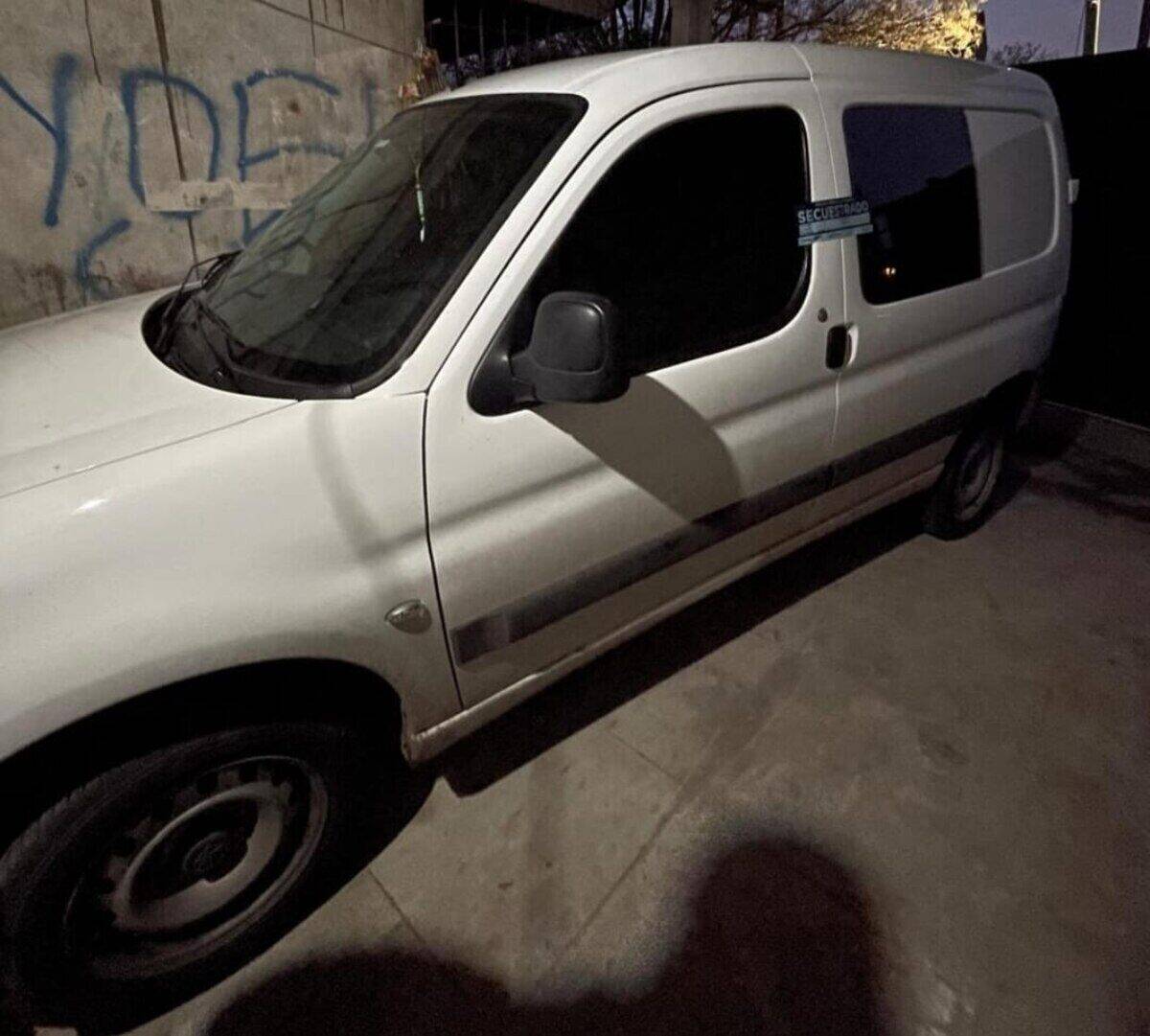 Furgoneta blanca estacionada en un lugar oscuro