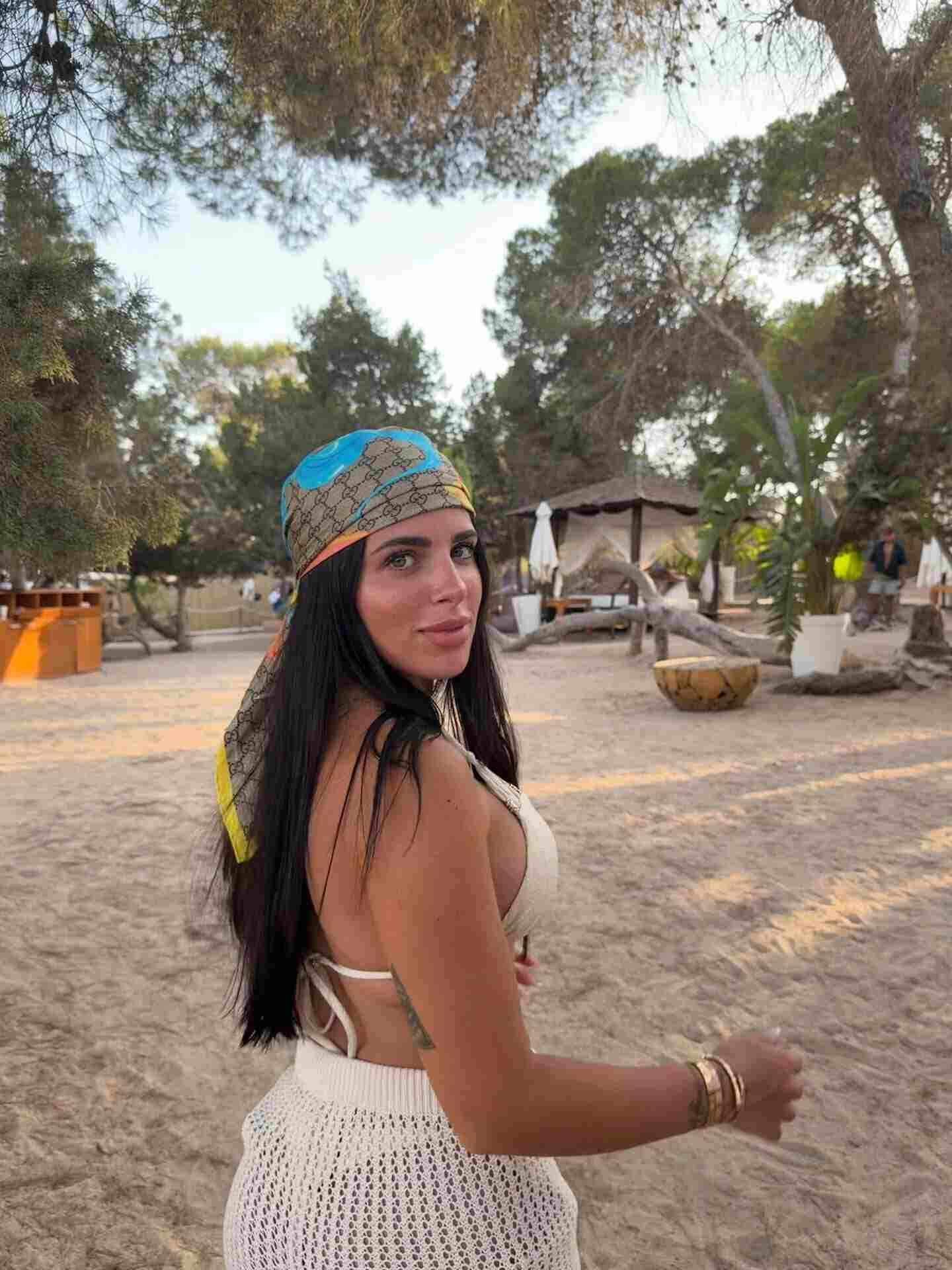 Valentina Cervantes en Ibiza con un look de Gucci y un pañuelo colorido en la cabeza