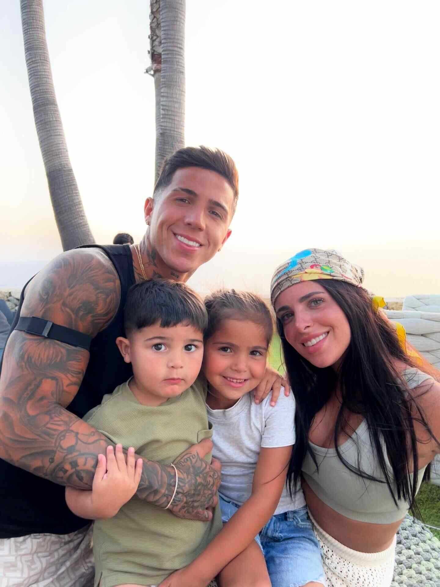 Valentina Cervantes y su familia en Ibiza, luciendo un look veraniego de Gucci