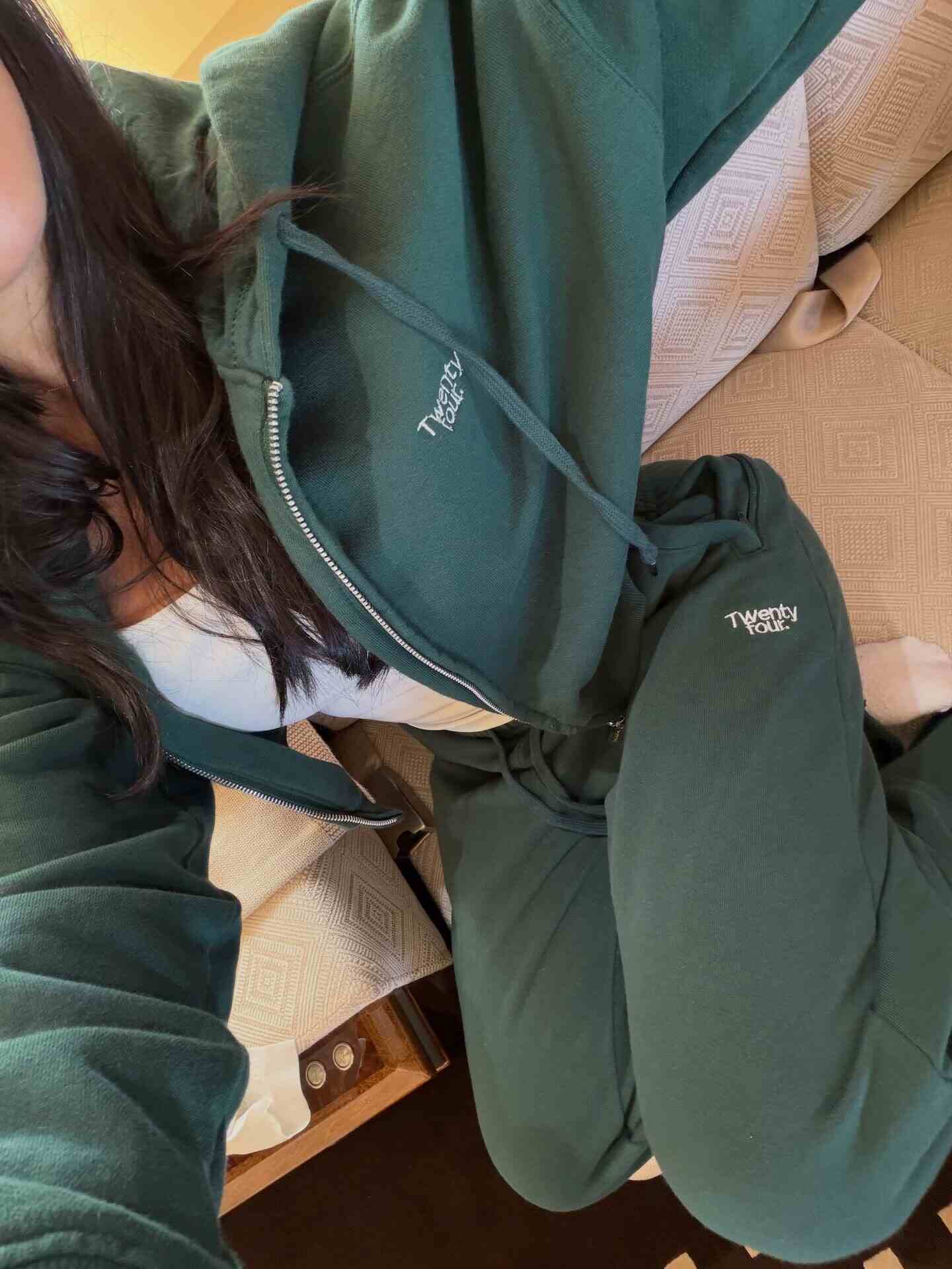Valentina Cervantes luciendo un conjunto deportivo verde en un sofá