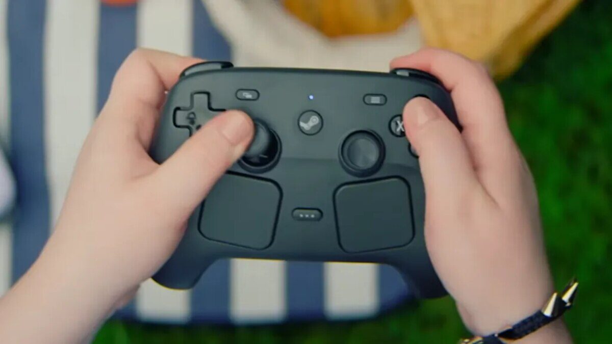 Controlador de videojuegos Steam en manos de un usuario