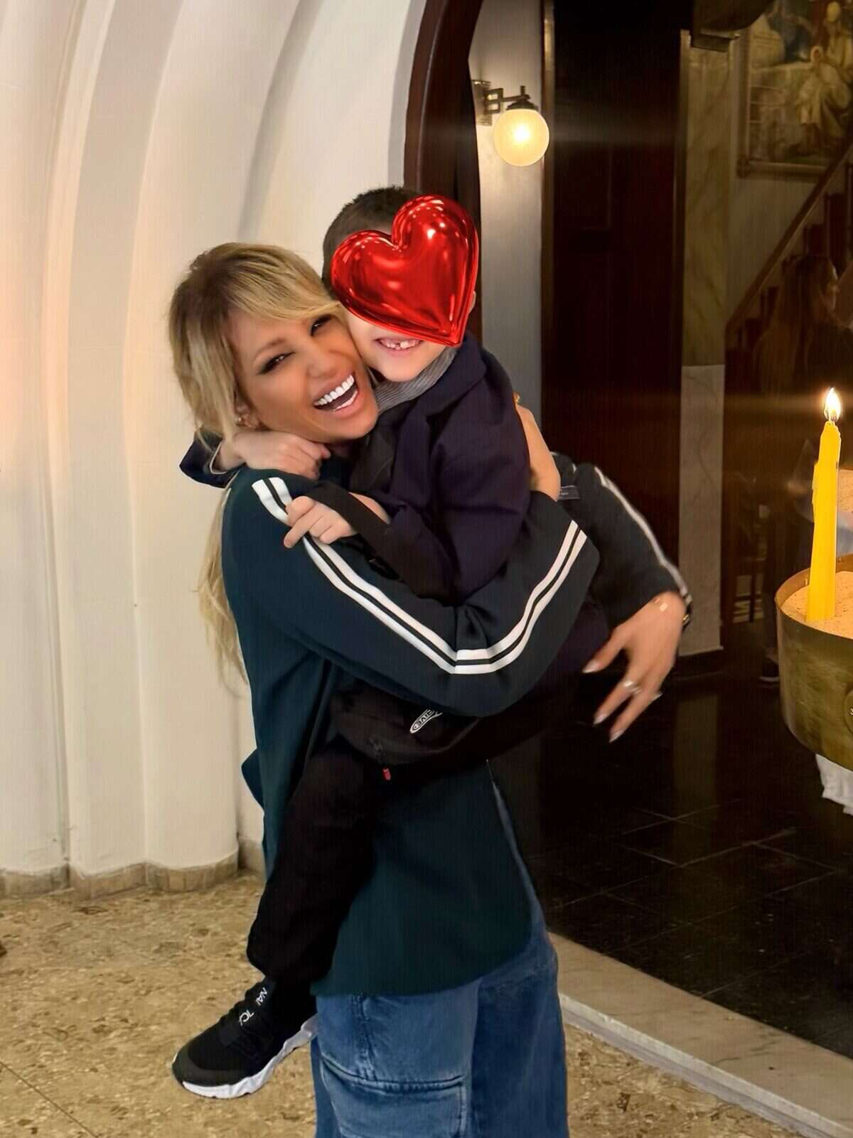 Vicky Xipolitakis abraza a su hijo Salvador en una celebración familiar