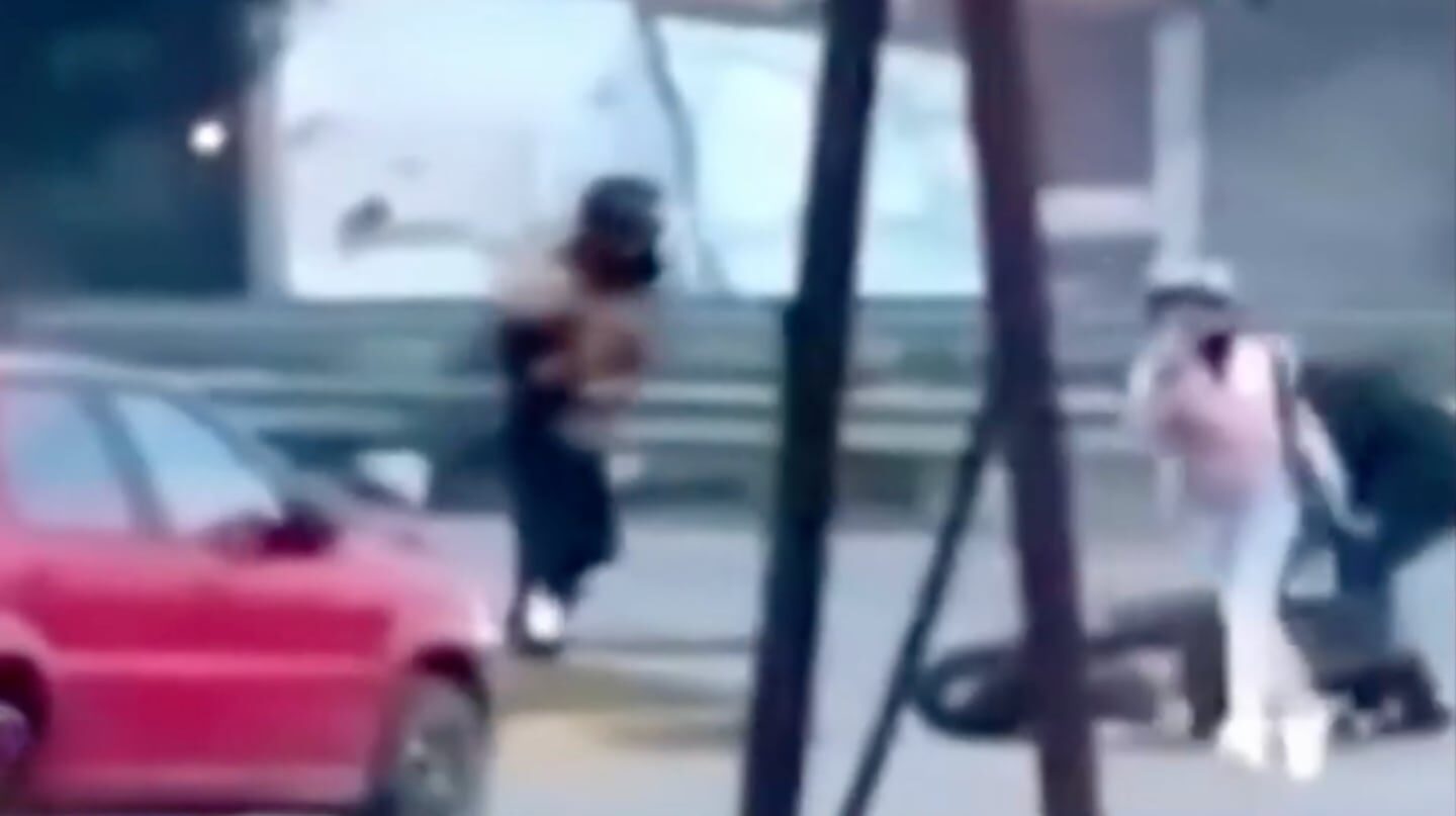 Delincuentes robando una moto a una pareja en Merlo