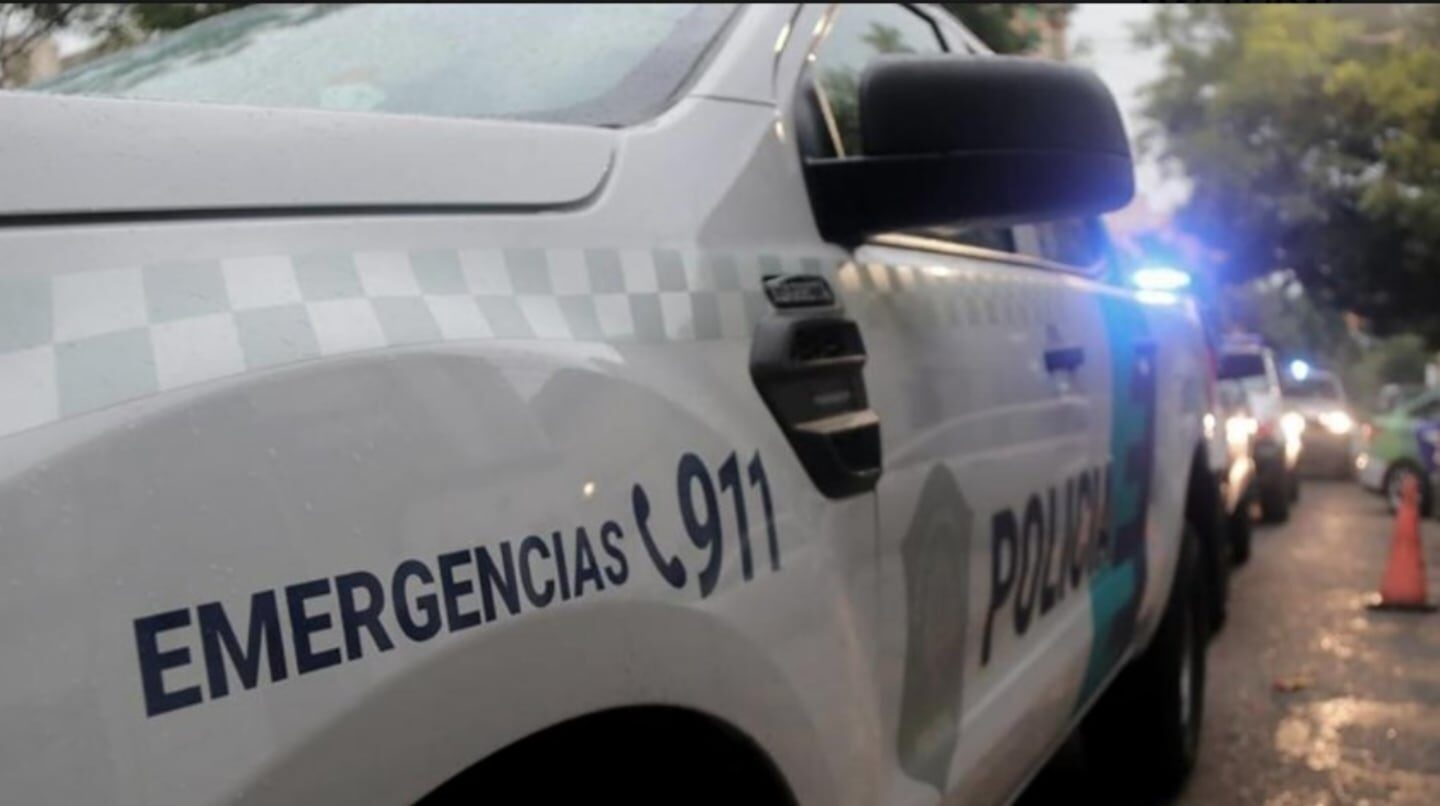 Patrullero de la policía con luces encendidas en Merlo