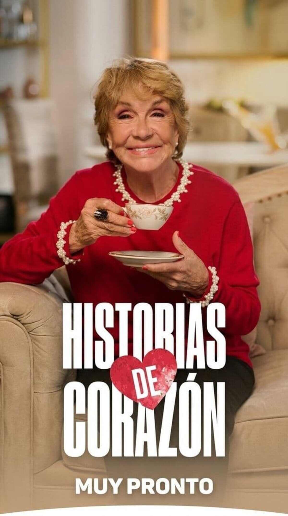 Virginia Lago sonríe mientras sostiene un plato en el programa Historias de Corazón