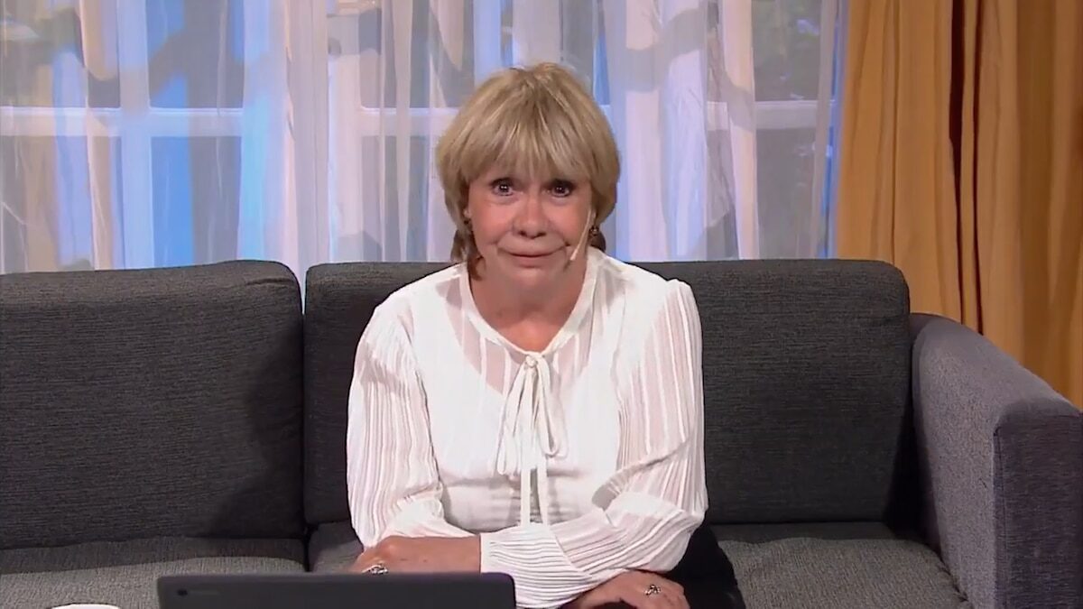 Virginia Lago sentada en un sofá durante su programa Historias de Corazón en Telefe