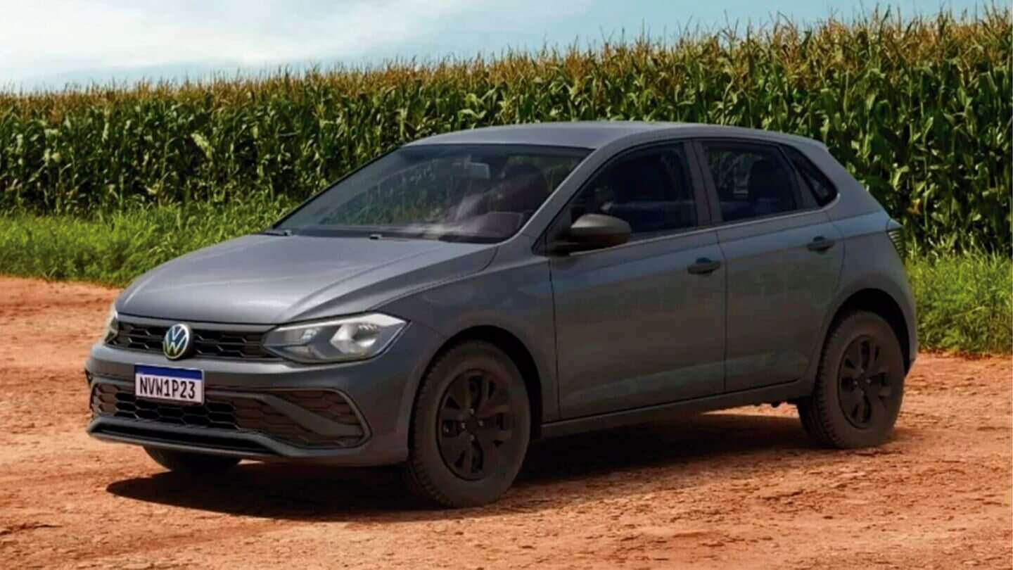 Volkswagen Polo Robust en un terreno de tierra con maizales al fondo