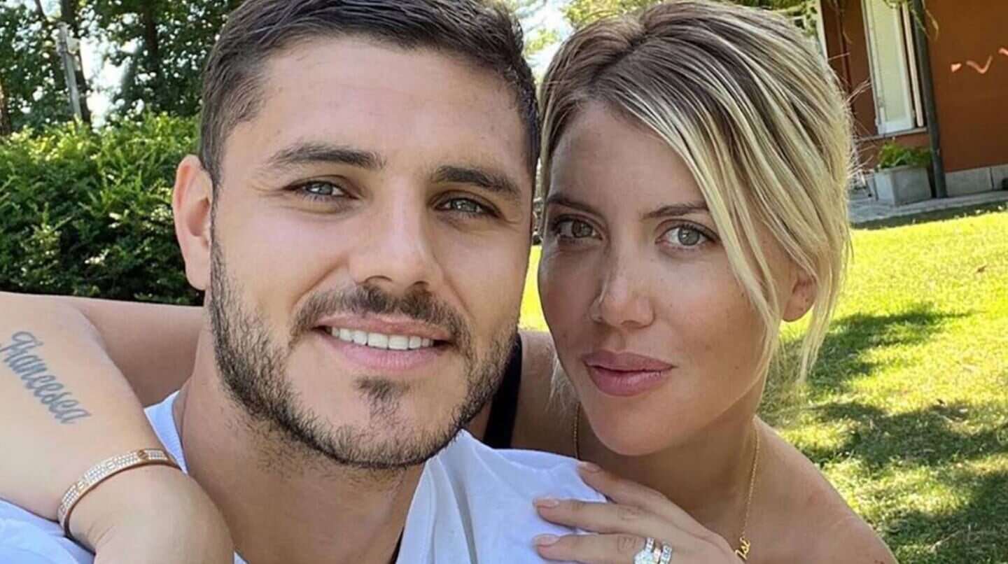 Wanda Nara y Mauro Icardi posando juntos en un entorno natural