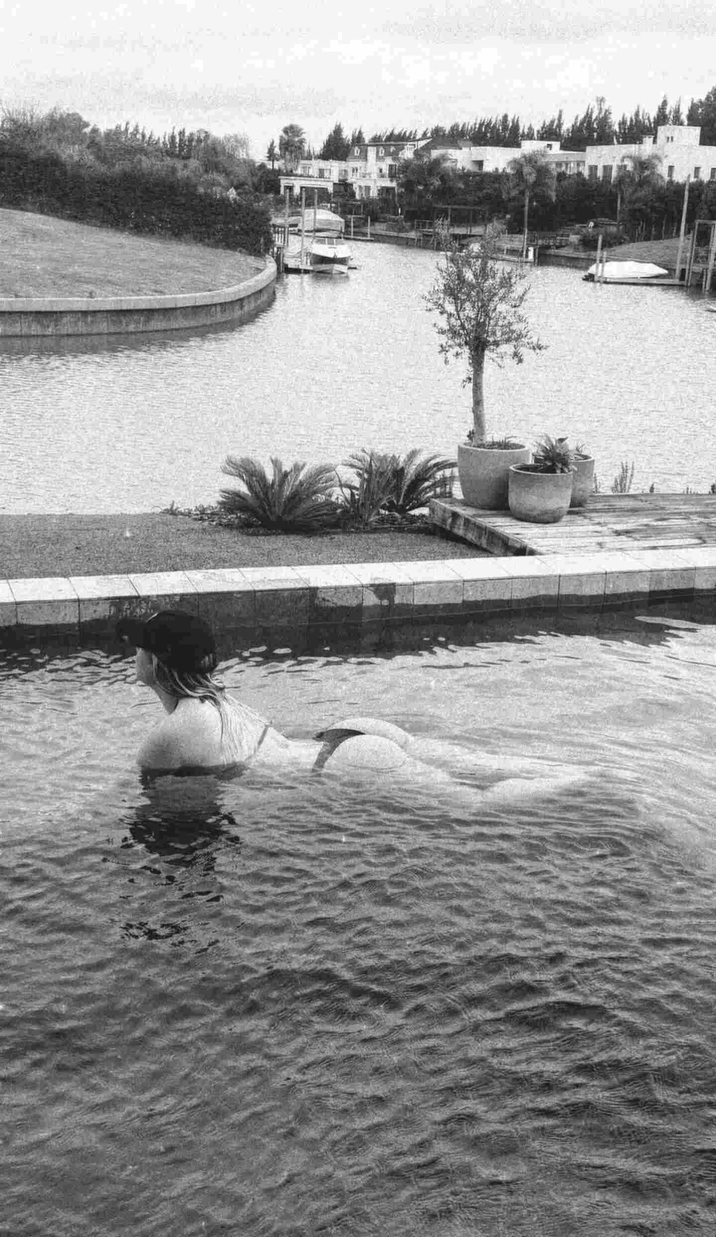 Wanda Nara luciendo una microbikini mientras nada en una piscina