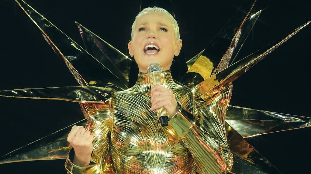 Xuxa Meneghel en su gira de despedida con atuendos brillantes