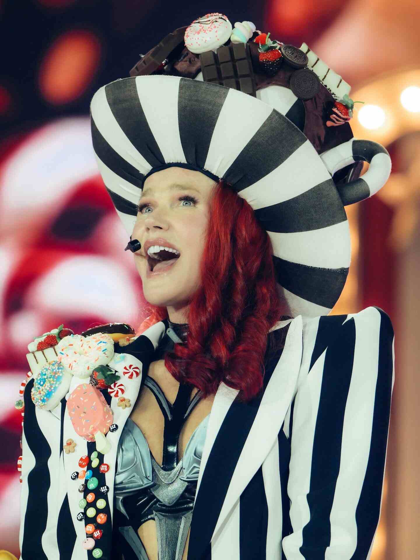Xuxa Meneghel con un sombrero de rayas y vestuario brillante durante su gira de despedida en San Pablo