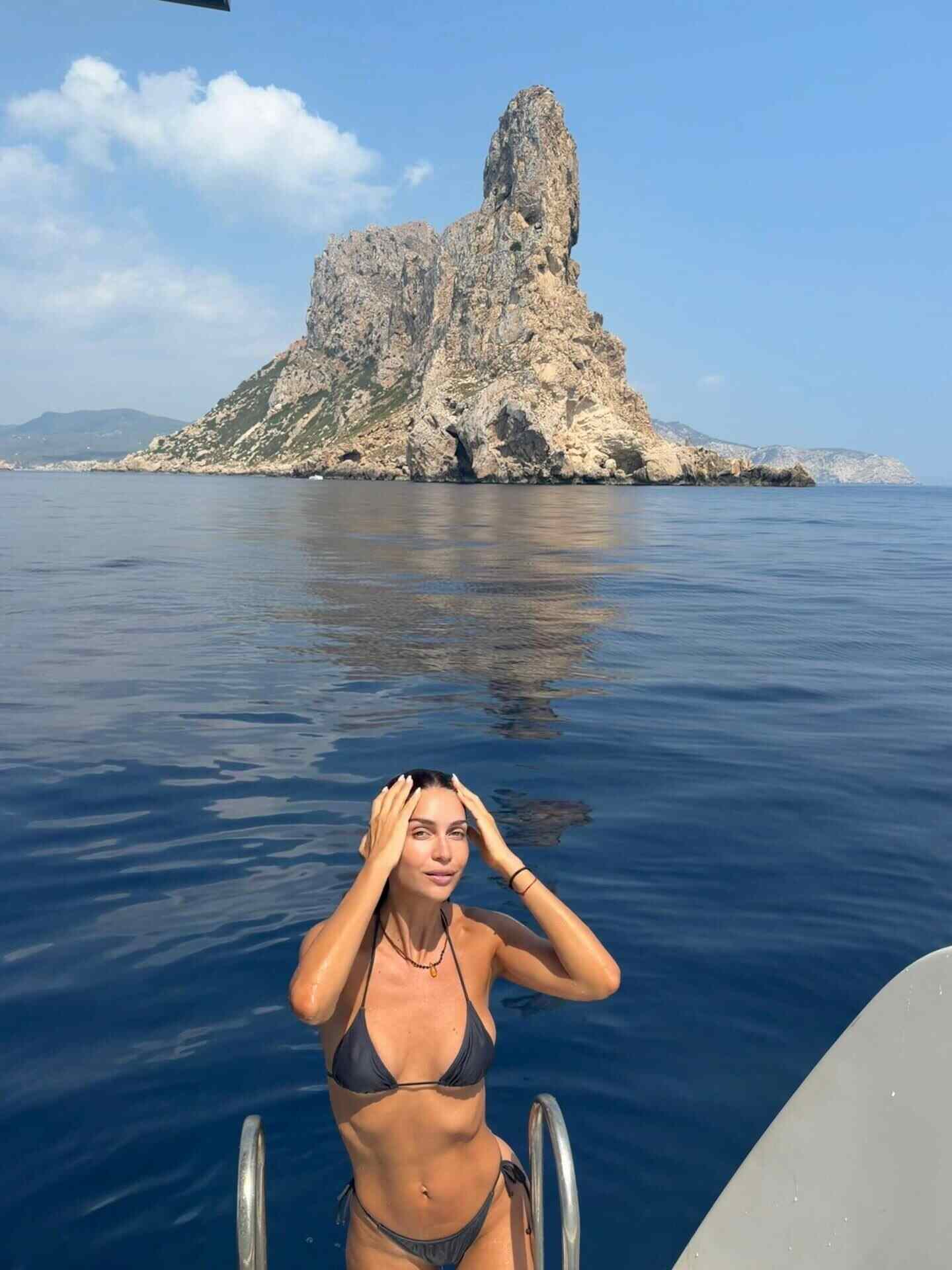 Zaira Nara en bikini disfrutando de unas vacaciones en Ibiza frente a un imponente acantilado