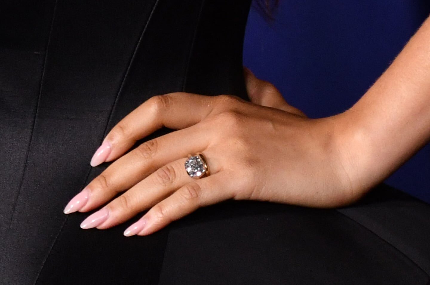 Mano de Zendaya con anillo en un evento de estreno