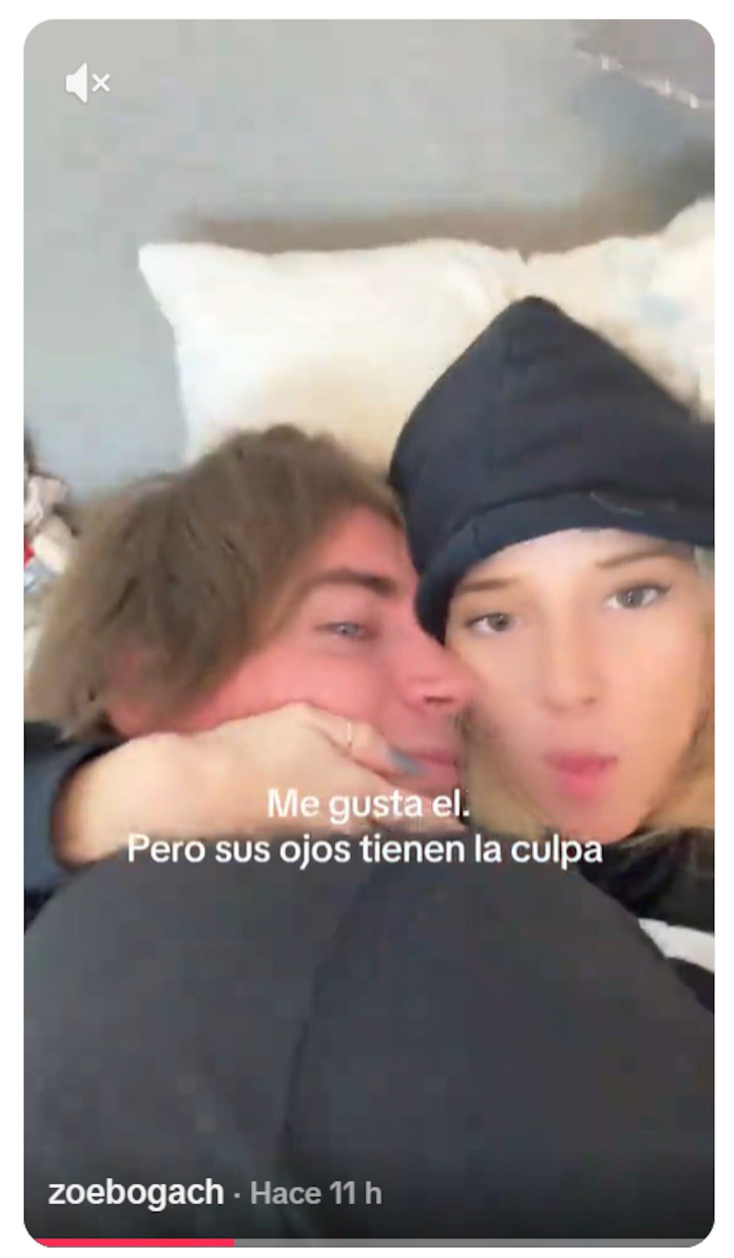 Zoe Bogach y su nuevo novio abrazados en la cama, mostrando complicidad